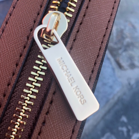 MICHAEL KORS Jet Set Item MK Signature Logo Large Crossbody in Brown and Gold - Picture 9 of 10